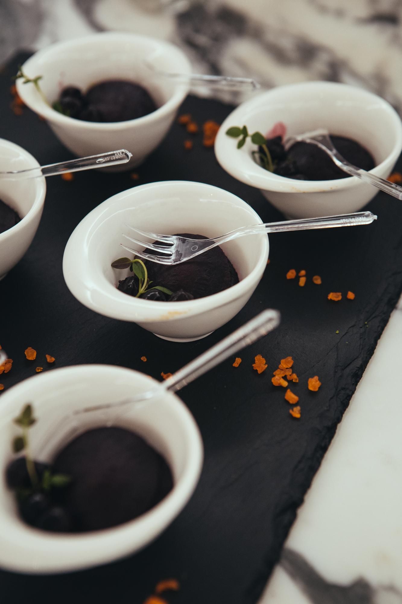 Didelis kadras: paruoštas degustacinis stalas