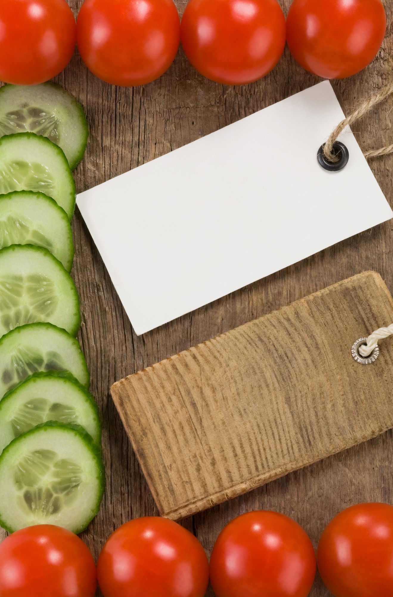 Kortelė su paketų aprašymu ant medinio fono